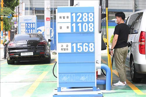 Giá xăng dầu được niêm yết tại trạm xăng ở Seoul, Hàn Quốc.
