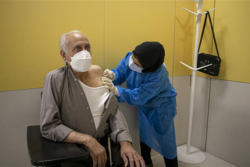 Nhân viên y tế tiêm vaccine phòng COVID-19 cho người dân tại Tehran