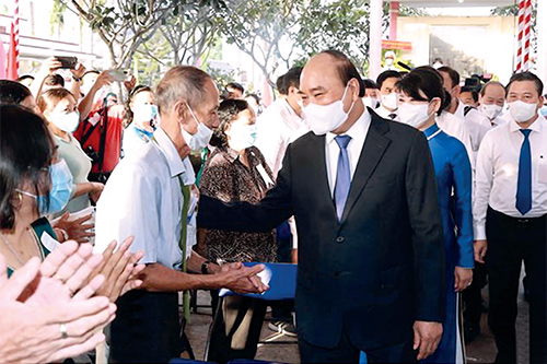 Chủ tịch nước Nguyễn Xuân Phúc với cử tri đi bỏ phiếu