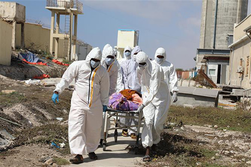 Chuyển thi thể bệnh nhân COVID-19 tại bệnh viện ở Mogadishu, Somalia, ngày 24/2/2021.