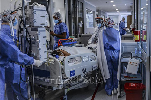 Nhân viên y tế điều trị cho bệnh nhân COVID-19 tại một bệnh viện ở Bogota