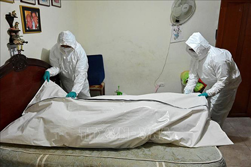 Nhân viên nhà tang lễ chuẩn bị chuyển thi thể bệnh nhân COVID-19 tại Cali, Colombia, ngày 27/7/2020.