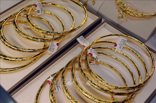 Vàng trang sức bày bán tại Công ty vàng bạc đá quý Doji trên phố Trần Nhân Tông, Hà Nội.