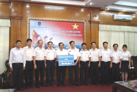 cuc hang hai viet nam trao tang canh sat bien va kiem ngu 500 trieu dong