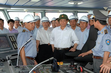 Thủ tướng Nguyễn Tấn Dũng thị sát tàu kiểm ngư KN-781