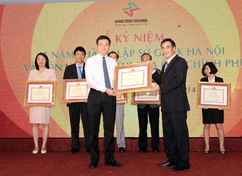 vietcombank duoc tang bang khen vi co dong gop cho thi truong chung khoan