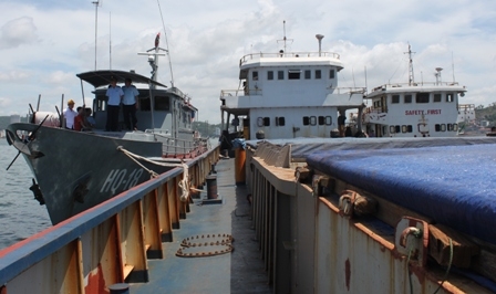 quang ninh mot ngay bat 2 tau van chuyen lau tren 5000 tan khoang san