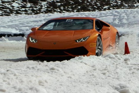 Biểu diễn siêu xe trên tuyết
