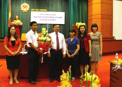bo truong dinh tien dung gui thu chuc mung nhan ngay bao chi cach mang viet nam