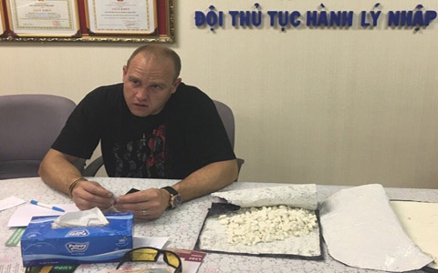 hon 17 kg cocaine van chuyen qua duong hang khong bi bat giu