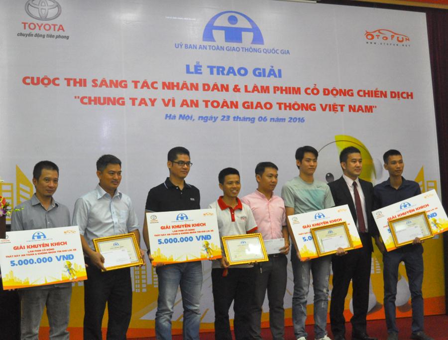 Nhắn tin điện thoại nguy cơ tai nạn gấp 23 lần khi lái xe ôtô