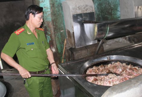 Hà Nội: Dùng nguyên liệu bốc mùi hôi thối để sản xuất xúc xích