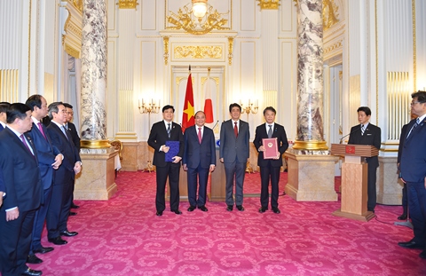 Hai Thủ tướng chứng kiến lễ trao các văn kiện hợp tác hai nước