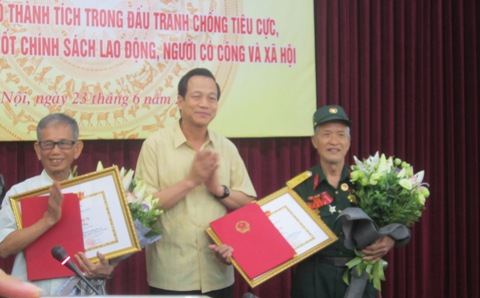 Trao bằng khen cho hai lão nông chống tham nhũng