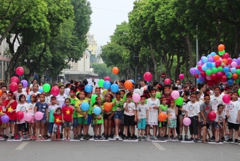 Hàng nghìn người chạy và đi bộ trong ngày hội “Chuyển động vì lá phổi khỏe mạnh”