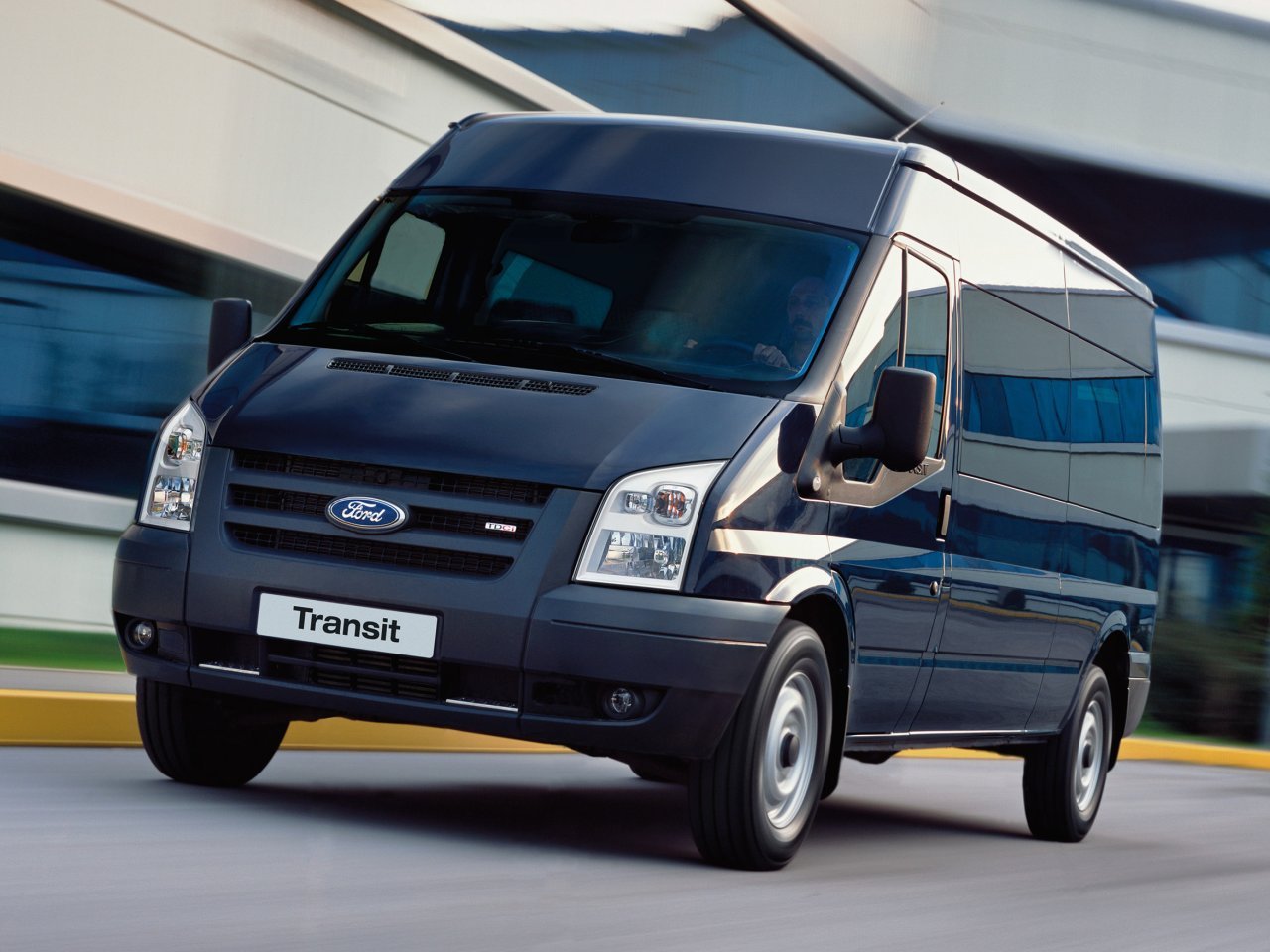 Hơn 1.300 xe Ford Transit lắp tại Việt Nam bị triệu hồi