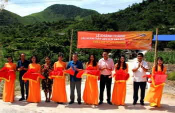 Ngân hàng SHB xây cầu giúp người dân vùng lũ