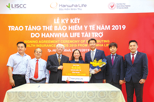 Lễ ký kết trao tặng thẻ bảo hiểm y tế năm 2019 do Hanwha Life Việt Nam tài trợ.