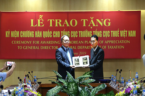 Tổng cục trưởng Tổng cục Thuế Bùi Văn Nam nhận kỷ niệm chương, bằng khen của Hàn Quốc