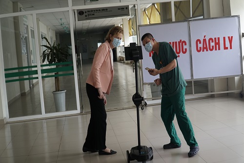 UNDP trao tặng robot giúp bảo vệ nhân viên y tế tuyến đầu