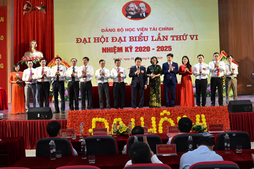 ran mắt ban chấp hành khóa mới