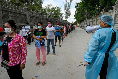 Binh sĩ quân đội Campuchia hướng dẫn người dân giữ khoảng cách phòng lây nhiễm COVID-19