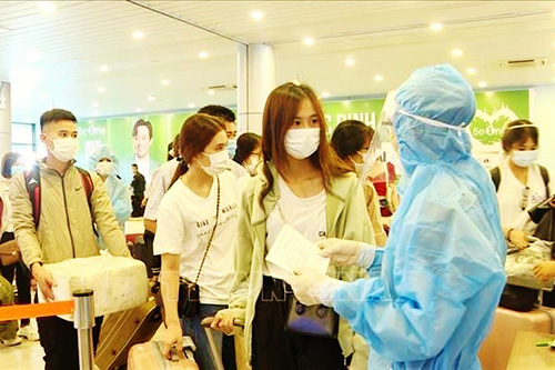 Người dân thực hiện khai báo y tế theo hướng dẫn tại Cảng hàng không Đồng Hới (Quảng Bình).
