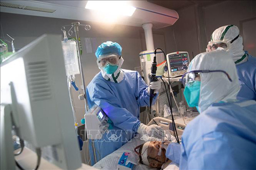 Nhân viên y tế điều trị cho bệnh nhân COVID-19 tại bệnh viện ở Vũ Hán, Trung Quốc.