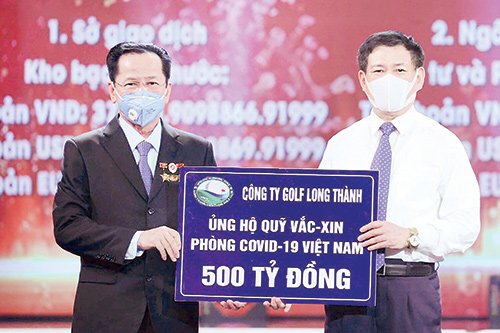 Bộ trưởng Bộ Tài chính Hồ Đức Phớc (bên phải) tiếp nhận đóng góp