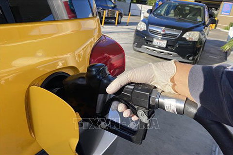 Đổ xăng cho phương tiện tại một trạm xăng ở Los Angeles, bang California, Mỹ.