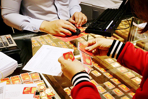 Giá vàng SJC tại thị trường Hà Nội ở mức 56,9 - 57,52 triệu đồng/lượng.