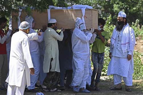 Chôn cất thi thể bệnh nhân COVID-19 tại một nghĩa địa ở New Delhi, Ấn Độ ngày 22/5/2021.
