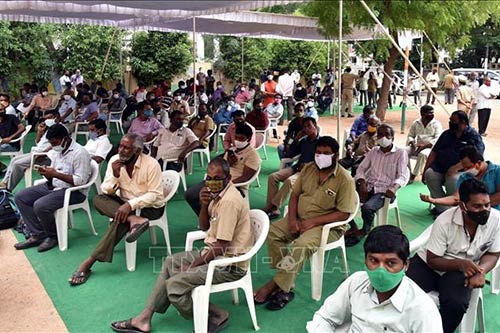 Chờ tiêm vaccine COVID-19 tại Hyderabad, Ấn Độ