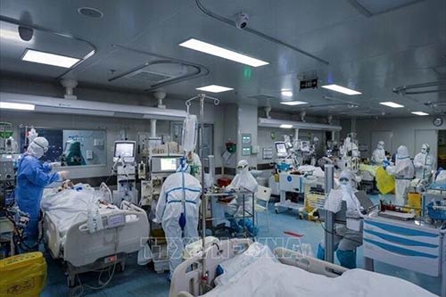 Nhân viên y tế điều trị cho bệnh nhân COVID-19 tại một bệnh viện ở Tehran, Iran.