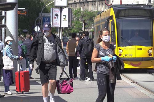 Người dân đeo khẩu trang phòng lây nhiễm COVID-19 tại Budapest, Hungary, ngày 21/4/2020.