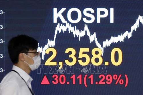 Bảng điện tử niêm yết chỉ số chứng khoán KOSPI tại ngân hàng Hana ở Seoul, Hàn Quốc.