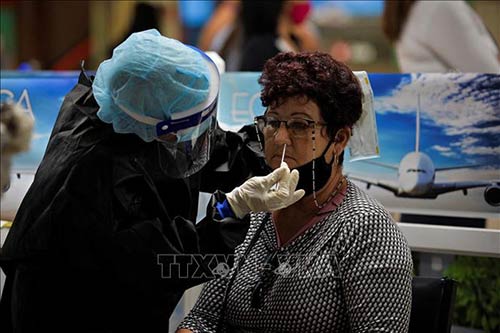 Nhân viên y tế lấy mẫu xét nghiệm COVID-19 cho người dân tại La Habana, Cuba ngày 15/11/2020.