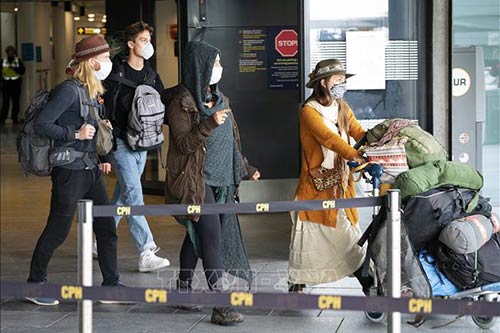 Hành khách đeo khẩu trang phòng dịch COVID-19 tại sân bay Copenhagen, Đan Mạch ngày 3/4/2020.
