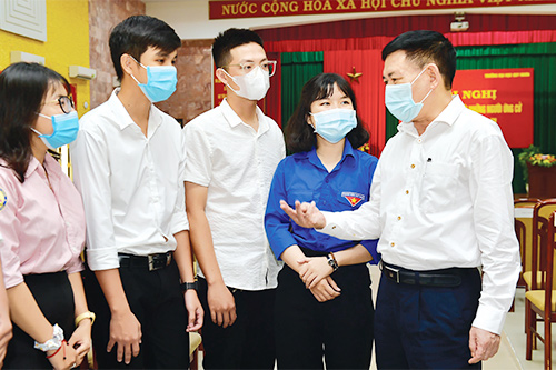 Bộ trưởng Bộ Tài chính Hồ Đức Phớc trò chuyện với sinh viên Đại học Quy Nhơn,
