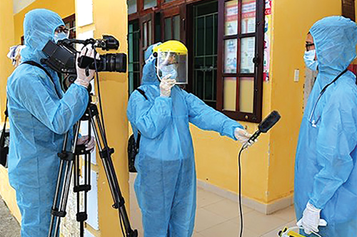 Phóng viên báo chí tác nghiệp, đưa tin về dịch Covid-19 trên địa bàn Hà Nội.
