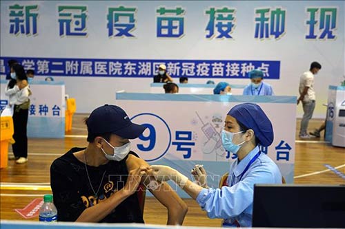 Tiêm vaccine ngừa COVID-19 tại một trung tâm tiêm chủng ở tỉnh Giang Tô, Trung Quốc, ngày 4/6/2021.