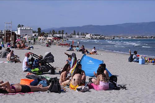 Người dân vui chơi trên bãi biển ở Cagliari, Sardinia, Italy, ngày 28/5/2021