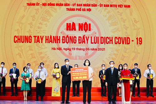 agribank ung ho tp ha noi 10 ty dong cho quy vac xin