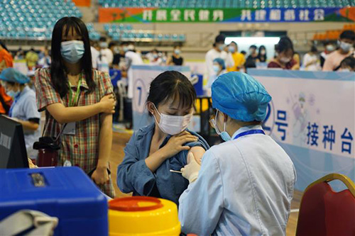 Tiêm vaccine ngừa COVID-19 tại một trung tâm tiêm chủng ở tỉnh Giang Tô, Trung Quốc, ngày 4/6/2021.
