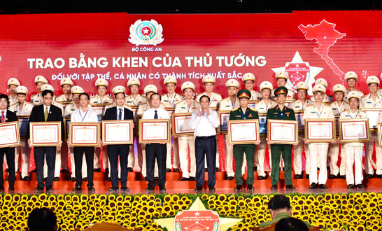 Thủ tướng Phạm Minh Chính trao Bằng khen