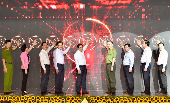 Thủ tướng Phạm Minh Chính và các đại biểu xác thực điện tử, kích hoạt vận hành chính thức hệ thống