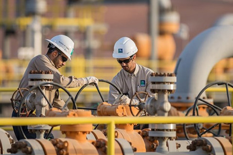 Các kỹ sư tại một cơ sở khai thác dầu của Saudi Arabia.