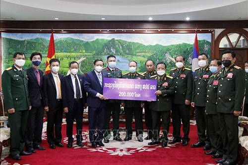 Phó Thủ tướng, Bộ trưởng Quốc phòng Lào trao số tiền 200.000 USD ủng hộ Quỹ phòng, chống COVID-19