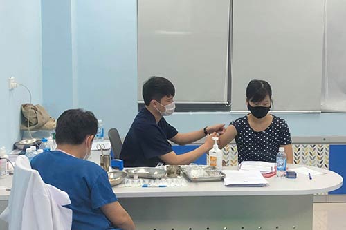 Triển khai tiêm chủng vaccine phòng COVID