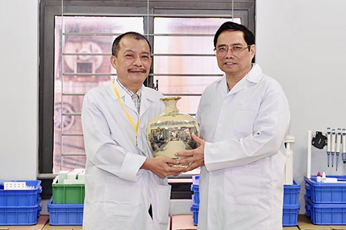 Thủ tướng Phạm Minh Chính tặng quà, động viên Ban lãnh đạo Công ty TNHH Medicon.
